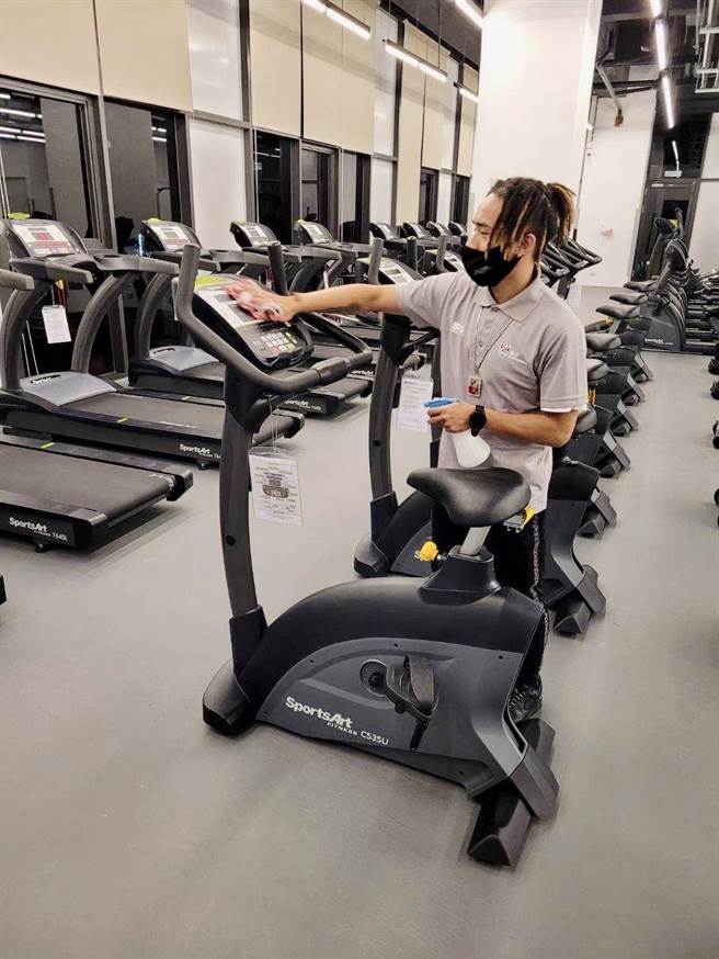  針對人流較多的游泳池、健身房、球場等公共區域加強清消作業、提高消毒頻率，於課程結束後全面消毒，並在多處設置酒精供民眾使用。（台中市府提供／盧金足台中傳真）