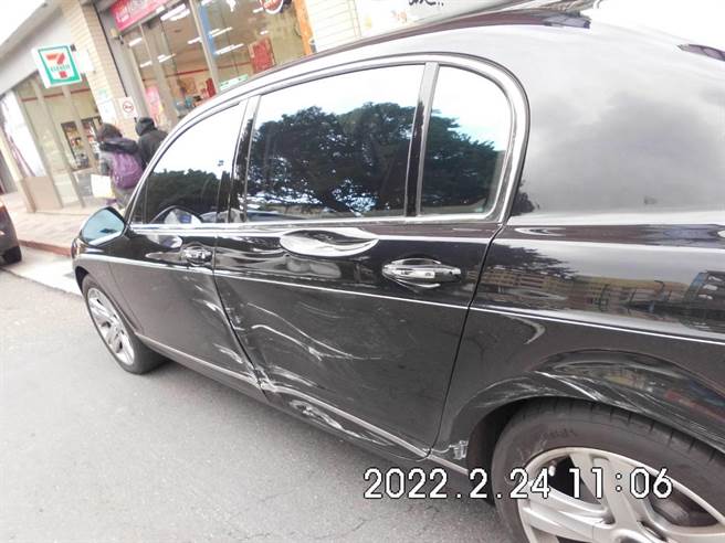 千万宾利车遭擦撞刮伤。（陈鸿伟翻摄）