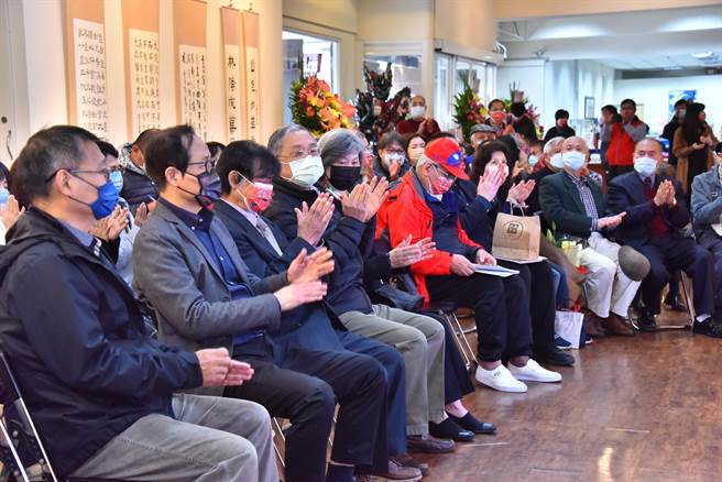 新北市南山中學今（25日）舉辦駐校藝術家林玉山書畫展開幕活動，將展至4月8日。（南山中學提供）