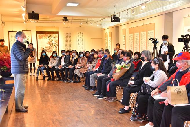 新北市南山中學今（25日）舉辦駐校藝術家林玉山書畫展開幕活動，將展至4月8日。（南山中學提供）