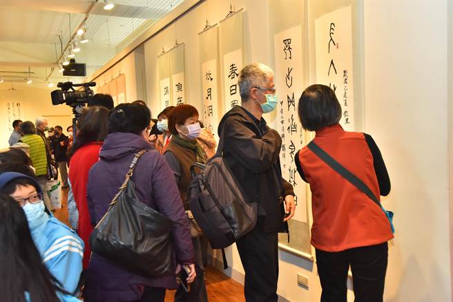 新北市南山中學今（25日）舉辦駐校藝術家林玉山書畫展開幕活動，將展至4月8日。（南山中學提供）