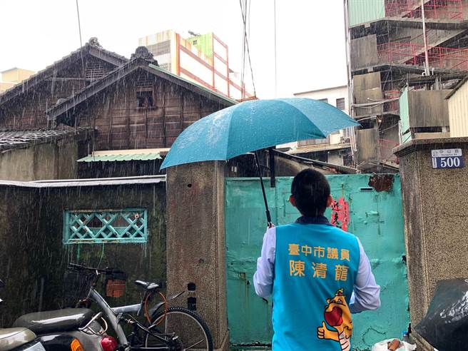市议员陈清龙经常前往丰原郡附属官舍察看现况。（市议员陈清龙服务处提供）