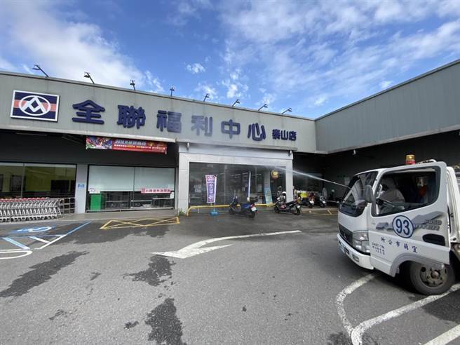 宜蘭縣今天新增一名確診者，宜蘭縣衛生局公布該確診者曾造訪宜蘭市泰山路全聯等足跡，宜蘭市公所協助消毒等作業。（宜蘭市公所提供／李忠一宜蘭傳真）