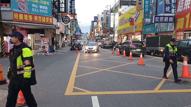 花蓮警分局針對市區交通狀況，連假每天上午10時起陸續投入顯著警力，並針對東大門觀光夜市及火車站採取重點交通疏導。（花蓮縣警局提供／王志偉花蓮傳真）