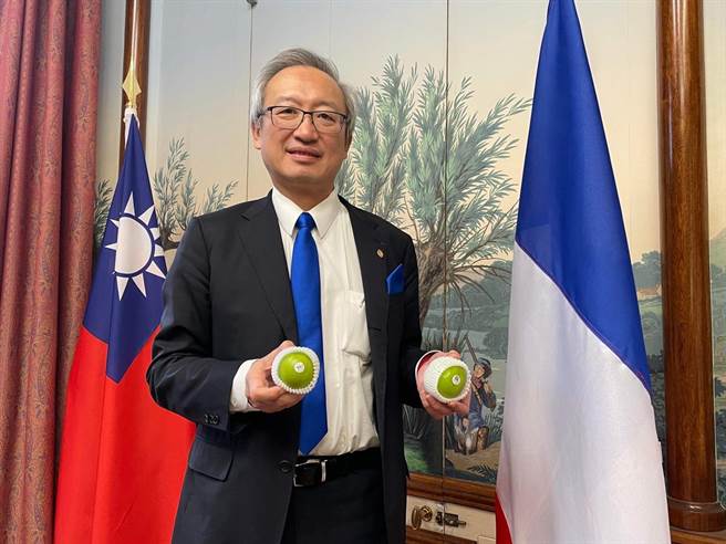 驻法国代表处大使吴志中表示，希望透过这次高品质台湾水果铺货在法国超市，能让法国民眾认识台湾这个宝岛。（高雄市农业局提供／林雅惠传真）