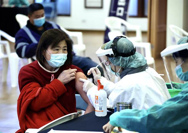 第24輪疫苗預約已截止，但預約人潮不如預期，整體預約率僅37.9％。（羅永銘攝）