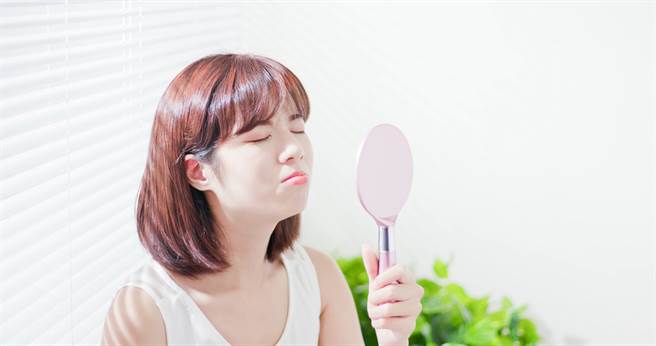 眉毛笔直、眉低压眼、耳朵薄小、鼻梁低矮、嘴角下垂的人是天生穷困命。（示意图／shutterstock）