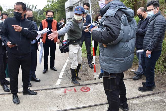 造桥坤舆掩埋场业主25日上午申请竹南地政事务所人员鑑界。（谢明俊摄）