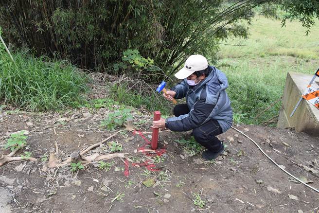 造桥坤舆掩埋场业主25日上午申请竹南地政事务所人员鑑界，并随即钉上界椿。（谢明俊摄）