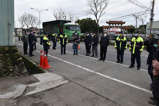 造桥坤舆掩埋场业主25日上午申请竹南地政事务所人员鑑界，苗栗县警局布署警力防范意外。（谢明俊摄）