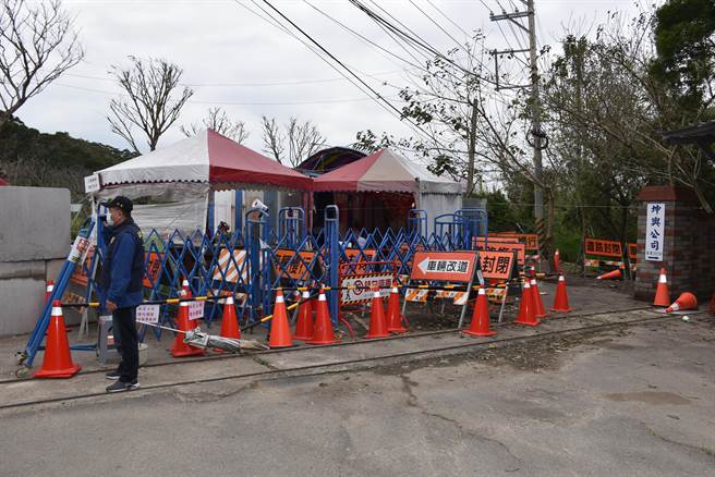 反坤舆自救会成员长期在场区大门口埋锅造饭。（谢明俊摄）