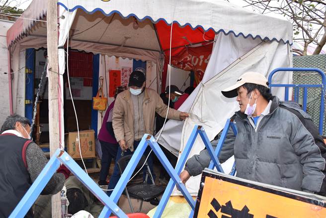 反坤舆自救会人员自行拆除占用私人土地部分帐篷。（谢明俊摄）