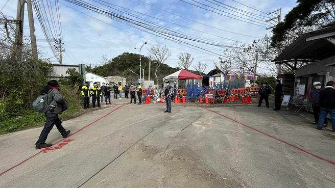 造桥坤舆掩埋场业主25日上午申请竹南地政事务所人员鑑界，画出既成道路范围。（谢明俊摄）