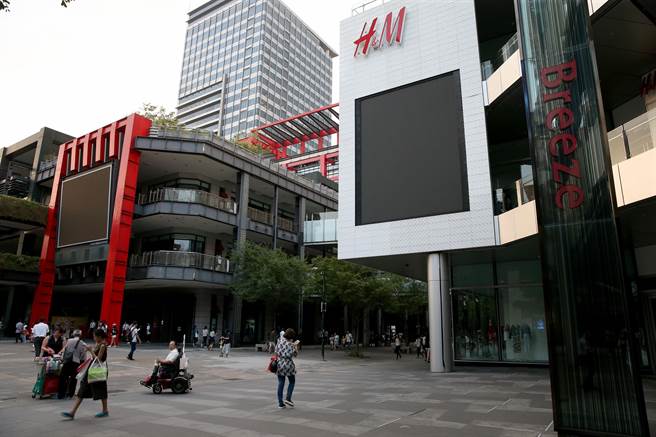 台北市衛生局今公布境外個案案20390境外移入足跡，包含多處捷運站，及錢櫃台北松江店、新光三越南西店三館、新光三越A8、喜來登飯店十二廚、貳樓師大店等。圖為新光三越A8。（資料照，王英豪攝）