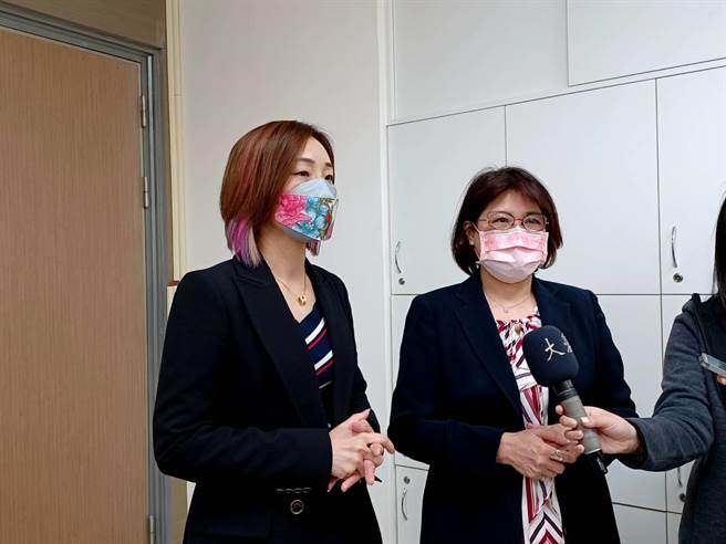 民间监督健保联盟发言人滕西华（左）与医疗改革基金会董事长刘淑琼（右）。（林周义摄）