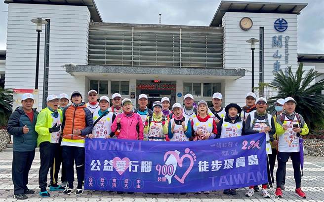 屏東綠能業者陳鄭彥（後排左二）發起徒步環島公益活動，盼為善團募集千萬善款。（陳鄭彥提供／林和生屏東傳真）
