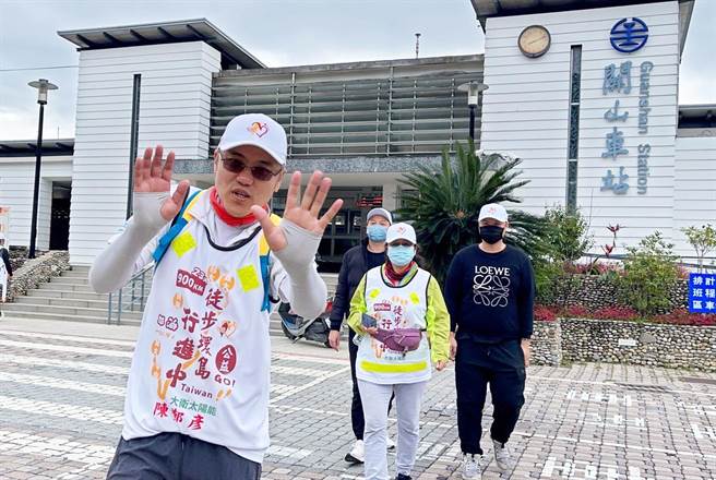 屏東綠能業者陳鄭彥（左）發起徒步環島公益活動，盼能募集千萬元善款。（陳鄭彥提供／林和生屏東傳真）