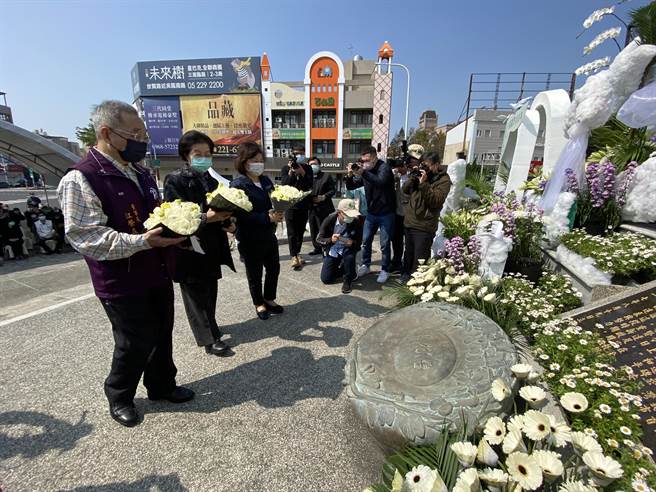 嘉義市長黃敏惠（由後至前）、前監察院長張博雅、嘉義市228紀念文教基金會董事長江榮森獻花致哀。（廖素慧攝）
