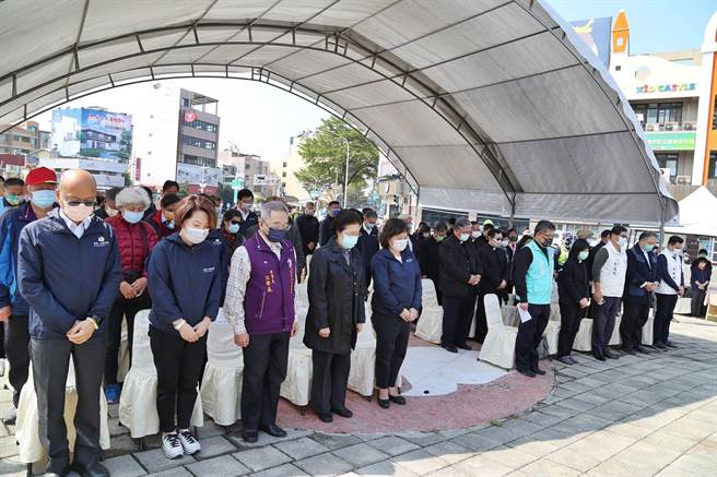 嘉義市長黃敏惠、前監察院長張博雅及各界人士默哀追思228事件受難者。（廖素慧攝）