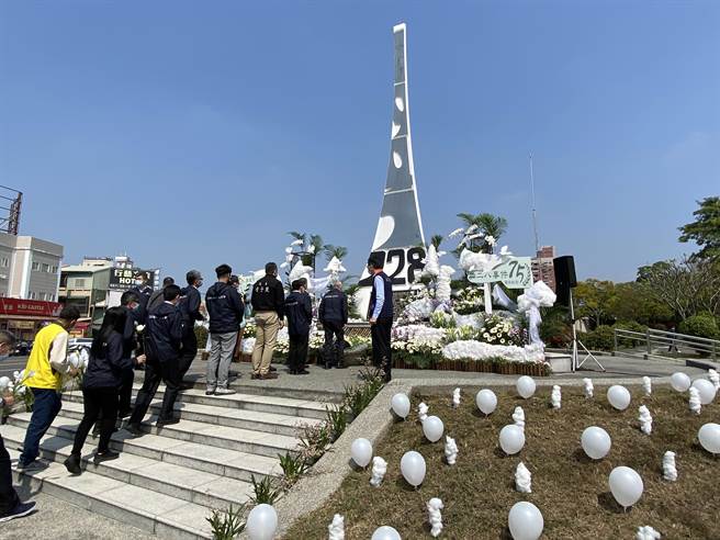 嘉義市今天舉辦228事件75周年追思紀念會，各界人士獻花致哀。（廖素慧攝）