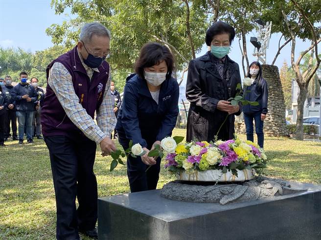 嘉義市長黃敏惠、前監察院長張博雅、嘉義市228紀念文教基金會董事長江榮森向「梅花鹿共飲生命之泉」獻花致哀。（廖素慧攝）