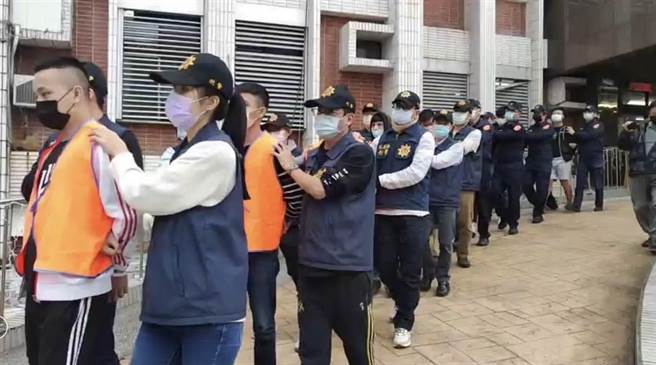 花蓮近期出現多起不良份子聚眾持球棒、空氣槍等砸車等暴力事件，警方兵分多路逮人。檢方偵查終結將20人起訴。（本報資料照片／王志偉花蓮傳真）