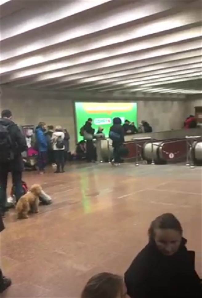 中國留學生：基輔飛彈飛機亂飛，陸大使館指導避難地鐵站，等待撤僑。（環球時報）