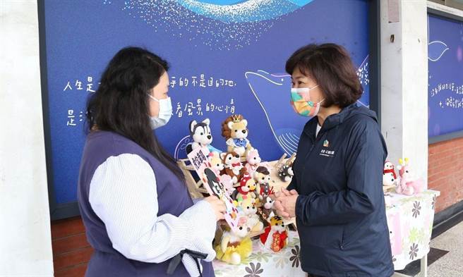 嘉义市长黄敏惠参观社区心理卫生中心的手艺品创作。（廖素慧摄）