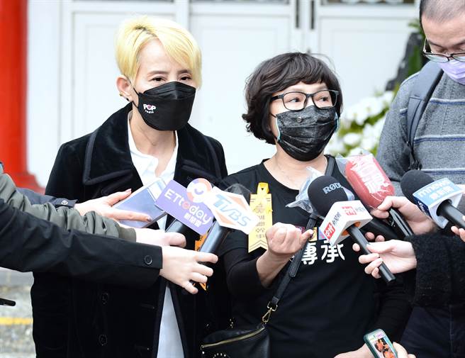 紀寶如（右）、李明依跟巴戈一起做公益多年，今陪他走完人生最後一程。（粘耿豪攝）