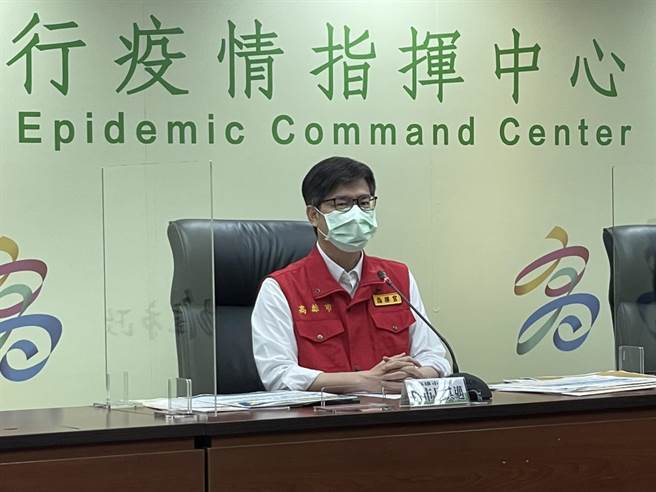 因應西太平洋地區疫情仍相當嚴峻，高市府宣布高雄港國際航線船舶檢疫新規定，船隻進入高雄港前48小時必須全船人員快篩。（洪浩軒攝）