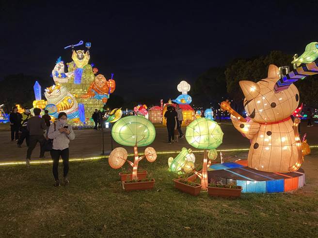 目前國旅券的使用率約4成，交通部觀光局指出，國旅券使用期限為4月30日，旅宿業、溫泉業與遊樂園業者皆推出促銷方案。（陳祐誠攝）