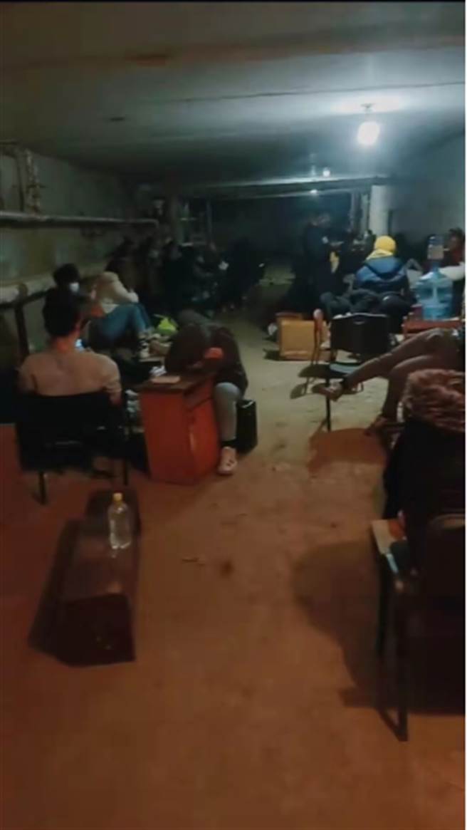 躲避在乌克兰防空洞里的中国留学生：外面在交火，我们疲惫，紧张。图为留学生避难防空洞内场景。（环球时报／留学生提供）