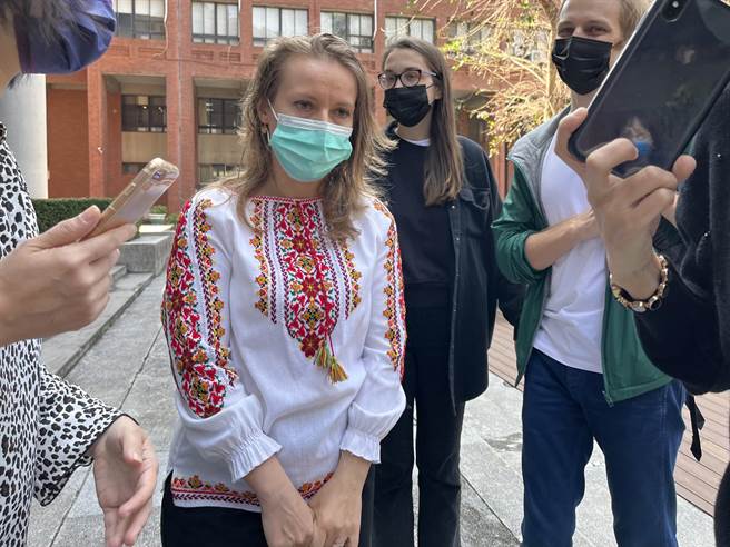 林歐莉亞（左一）與台籍的丈夫在烏克蘭相識結婚，目前在中山就讀教育所博士班，她說自己42歲的哥哥有心臟病，卻瞞著家人偷偷跑去前線作戰。（袁庭堯攝）