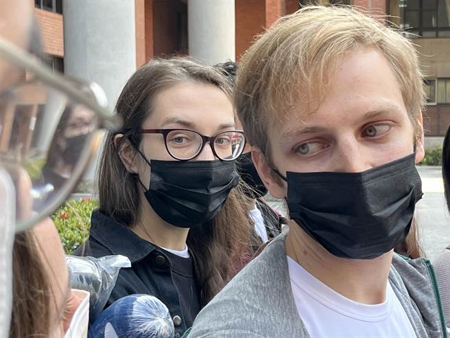 羅丹尼（右一）和女友伊庫娃兩人都是烏克蘭人，在中山大學攻讀碩士，羅丹尼說自己的老父親也將被徵召上戰場，非常擔心。（袁庭堯攝）