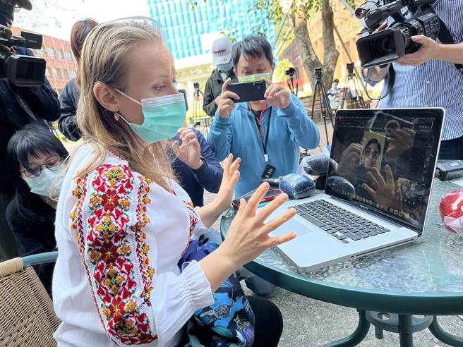 林歐莉亞與烏克蘭當地親友視訊。（袁庭堯攝）