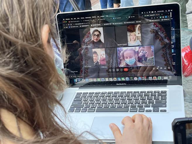 林歐莉亞在烏克蘭的親友說，當地已不平靜多日，晚上還實施宵禁，還說剛剛才聽到街頭傳來的空襲警報，要大家趕緊前往地下室避難。（袁庭堯攝）