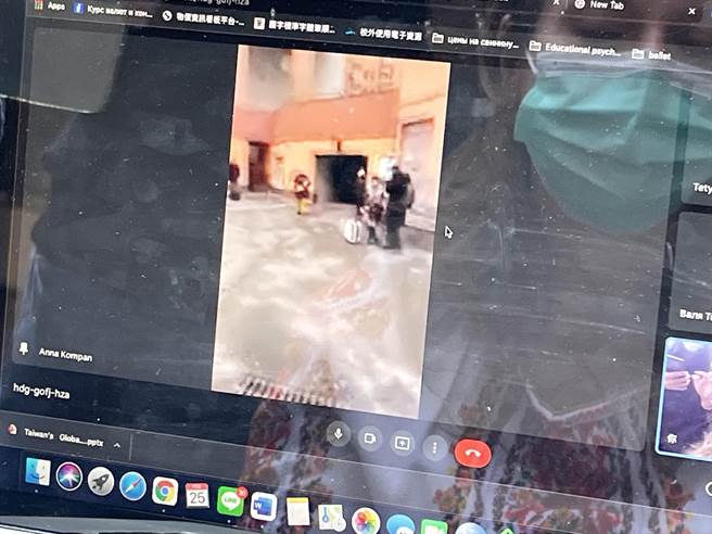 林歐莉亞的學生傳回基輔街頭第一手畫面，當地已湧現避難潮。（袁庭堯攝）