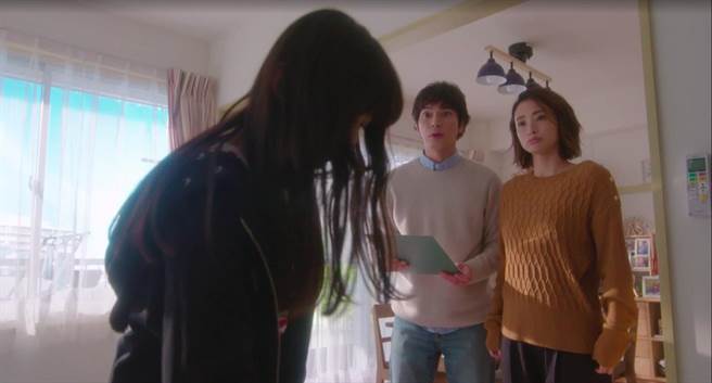 松本润和上户彩在《隔壁的阿力》中饰演夫妻。（翻摄自myVideo）