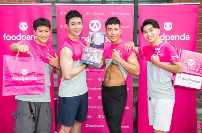 foodpanda挑出12位天菜共同推出限量「2022 foodpanda外送天菜年历」(图/ foodpanda提供)

