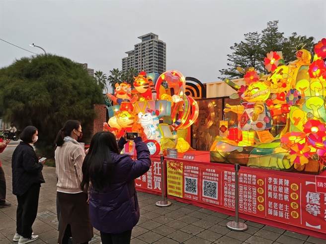 中华艺校的花灯作品吸引许多人拍照。(艺校提供)