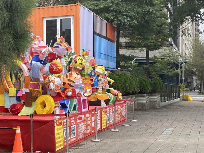 中华艺校的花灯作品吸引许多人拍照。(艺校提供)