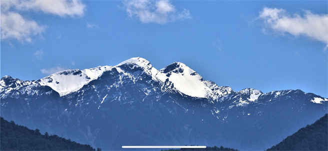 从观雾森林游乐区远眺圣棱线雪景。（读者提供／谢明俊苗栗传真）