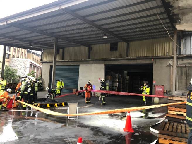 第一救灾救护大队坪顶分队为掌握化学工厂抢救要领，并针对辖内水源不足地区及仓储工厂等状况，25日办理火灾抢救演练。（消防提供）