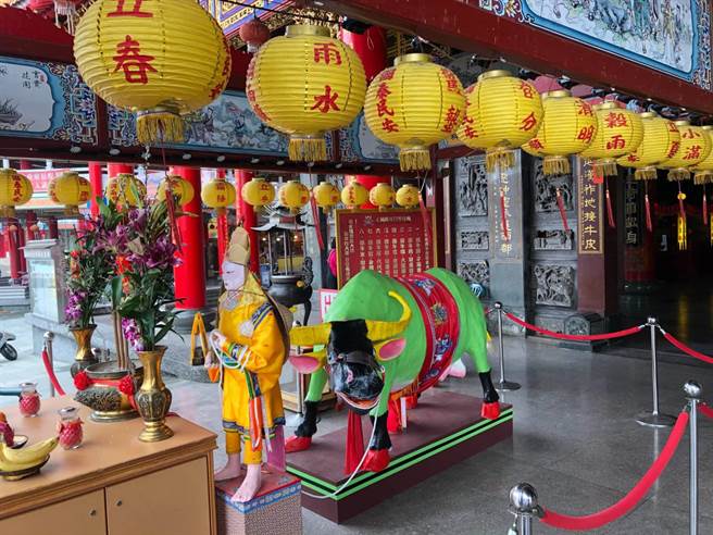 正统鹿耳门圣母庙的春牛今年不办抢春牛仪式，直接火化分装平安御守，赠送给信徒。（程炳璋摄）