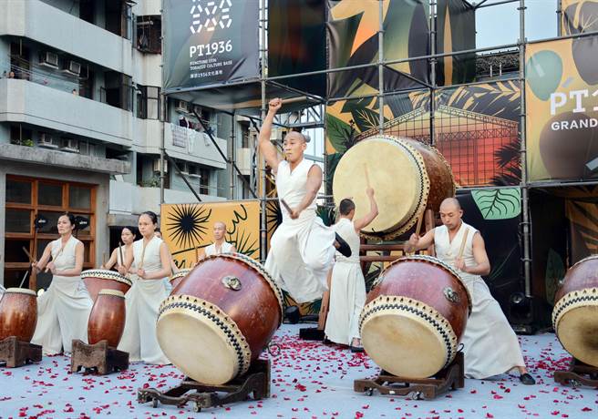 屏菸1936文化基地25日開幕，邀請優人神鼓以「時間長河」為名，現場演出。（林和生攝）