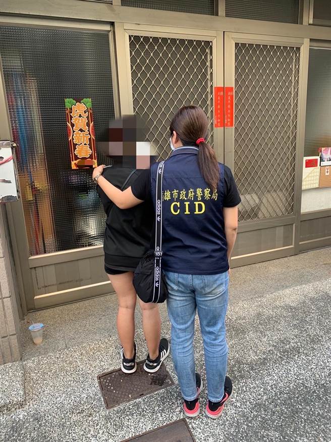 高雄市1名16岁少女不告而别离家，警方接获家属报案，和少女联繫后，送她最喜欢的饮料，卸下少女心防，成功归劝她返家。（高市少年队提供／石秀华高雄传真）