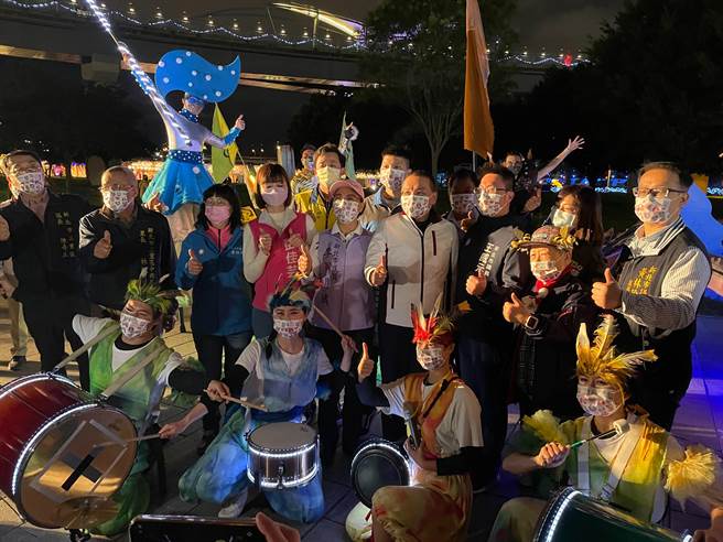 新北市长侯友宜25日晚间6时许前往灯会现场视察防疫，感谢辛苦执勤的员警、工作人员。（叶书宏摄）