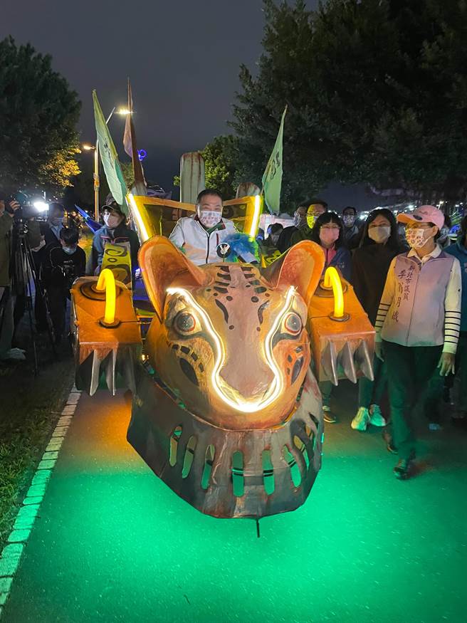 新北市长侯友宜25日晚间前往灯会现场视察防疫，现场正值身声剧场《奇幻大游行》表演时段，侯友宜还骑上云豹车与民眾互动。（叶书宏摄）