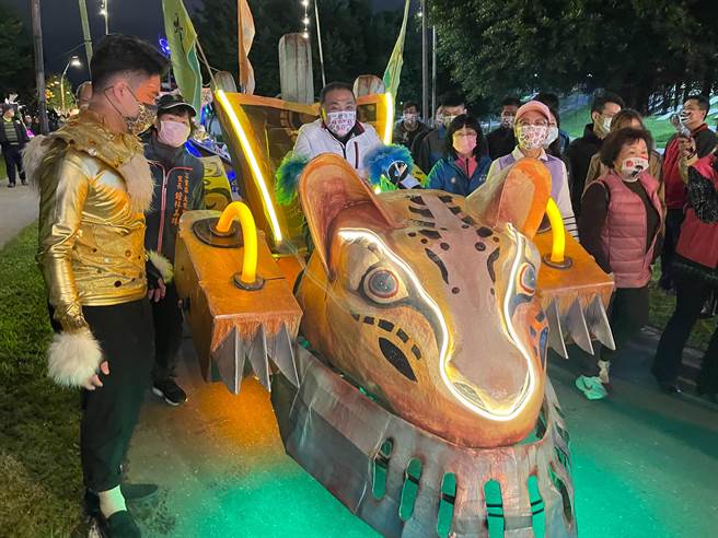 新北市长侯友宜25日晚间前往灯会现场视察防疫，现场正值身声剧场《奇幻大游行》表演时段，侯友宜还骑上云豹车与民眾互动。（叶书宏摄）