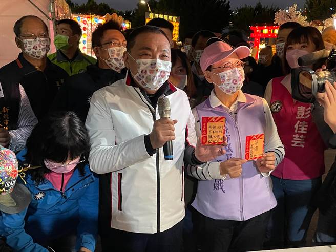 新北市长侯友宜25日晚间前往灯会现场视察防疫，同时也在日本灯区挂上祈福卡，祈愿新北安居乐业、远离疫情。（叶书宏摄）